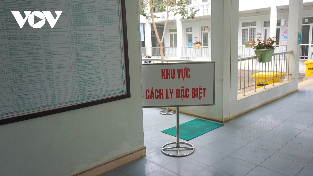 2 cán bộ y tế mắc COVID-19 đang được cách ly, điều trị trong Khoa truyền nhiễm.